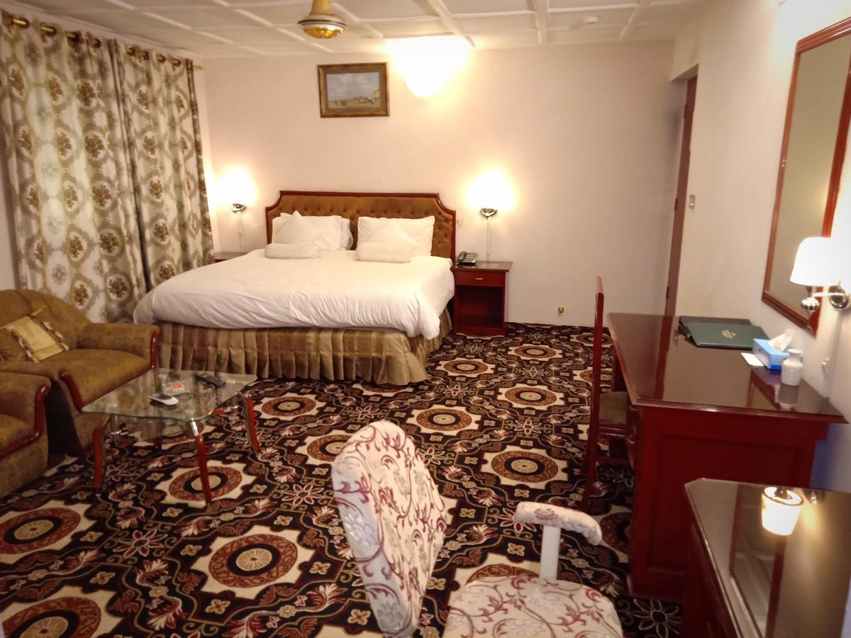 Indus Hotel Гайдарабад Екстер'єр фото